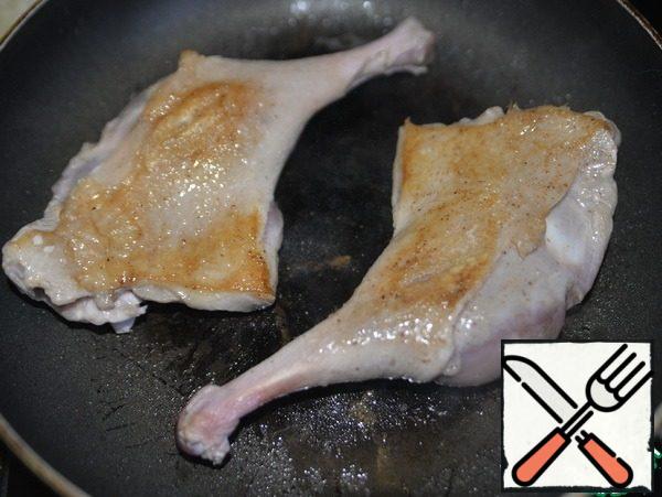 Turn over and fry on the reverse side for another 2 minutes, remove the legs.