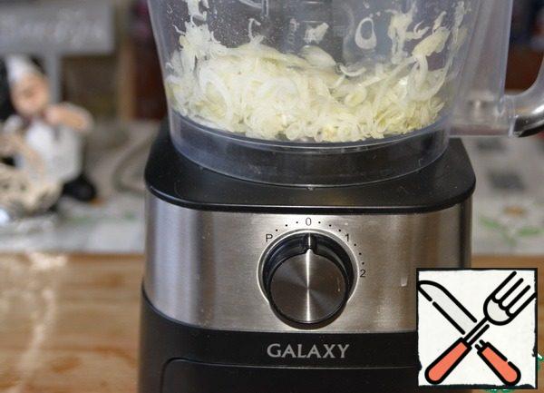 Peel the onion and cut it into thin strips. It is convenient to use a food processor shredder for this purpose.