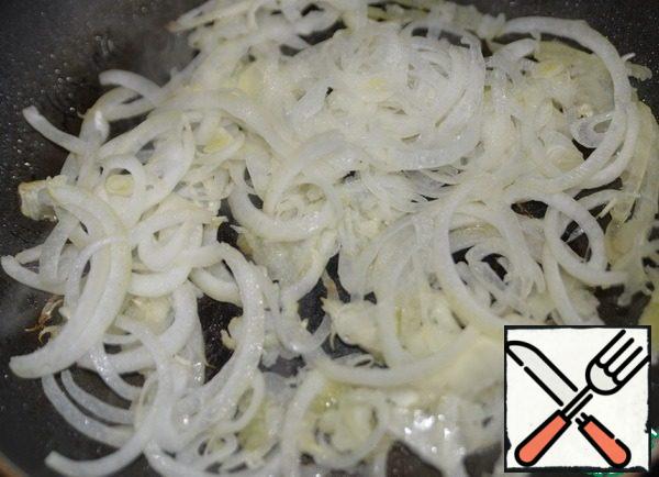 Put the chopped onion in the pan, with the melted duck fat. Fry the onion for a few minutes over medium heat until transparent.