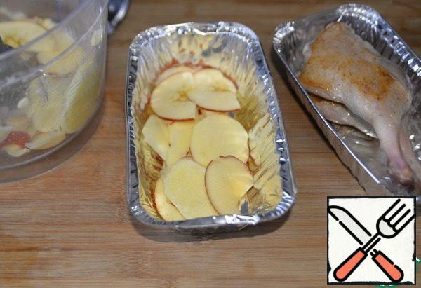 Take a baking dish. For batch feeding, it is convenient to use single-use aluminum molds. At the bottom of the form, put the chopped apples and potatoes.