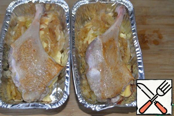 Put the duck leg on top. Put stewed onions around the leg. Close the form with foil. Put in a preheated 200 degree oven. Bake for 1 hour, then remove the foil and brown for another 10 minutes on maximum heat on top in the oven.