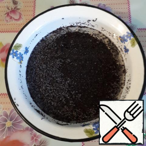 Prepare a delicious poppy seed filling. Mac fill with water, rinse, drain excess water.