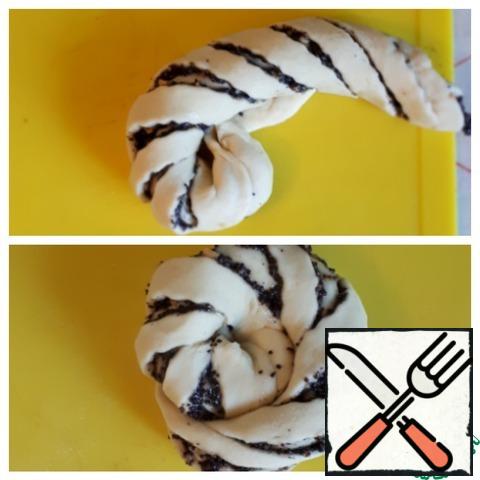 The resulting roll is rolled up with a snail.