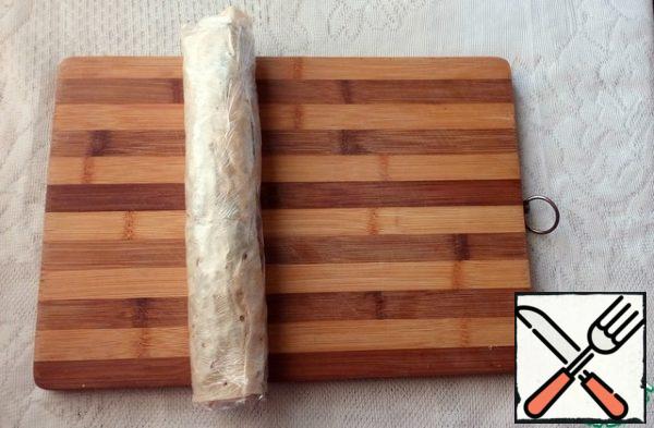 Tightly rolled into a roll, starting from the side with pepper. Wrap in plastic wrap and send for half an hour in the refrigerator. We do the same with the second sheet of pita bread.