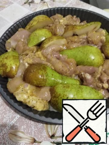 Put the pickled thighs and pear halves in a baking dish. Pour the remaining marinade over the top. Cover with foil and bake in a preheated 180*C oven for 25 minutes, then open the foil. Cook for another 20 minutes at a temperature of 200*C