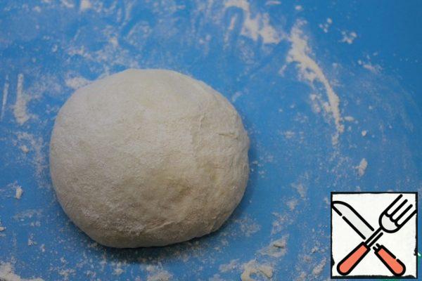 This is how it turns out. Sprinkle the surface with flour and roll out the dough is not very thin.
