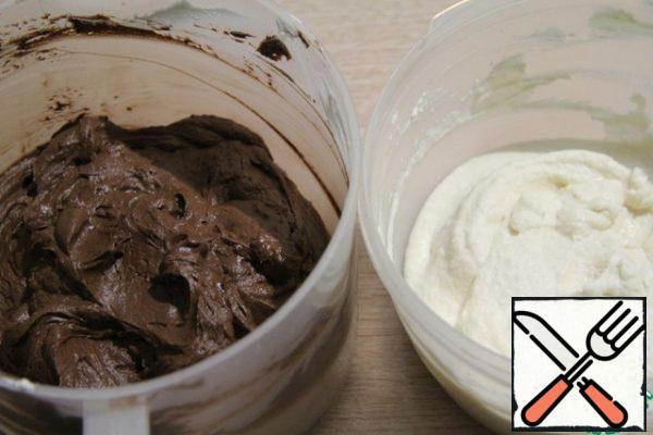 Divide the entire amount of butter into two unequal parts: 1/3 and 2/3. Enter dark melted chocolate in the larger one, and white chocolate in the smaller one. Mix everything well.