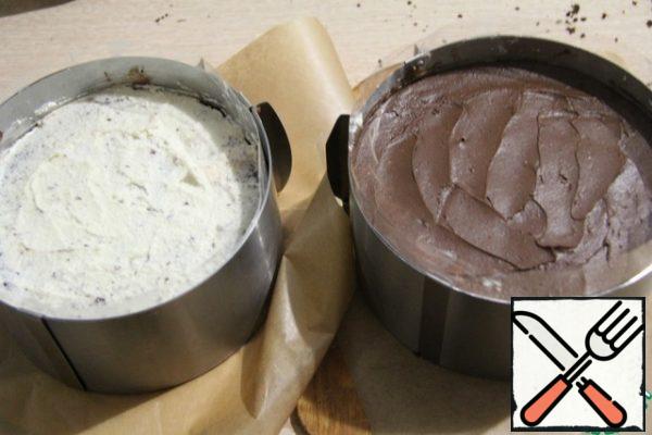 Assemble the cake by smearing each cake first with white cream (it will turn out thin), then with dark cream. You can make one cake, but it turns out very high, as is now fashionable, and so-two great cakes will come out. I prepared both options. You decide.