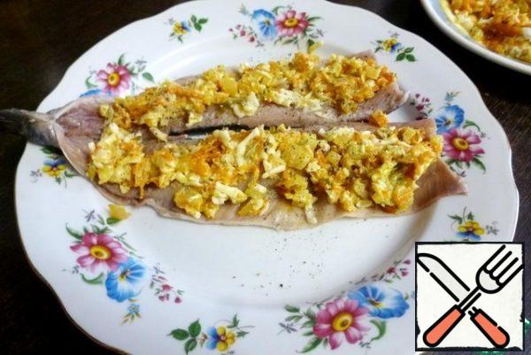 Place the filling on the herring fillet, lightly pressing it against the meat.