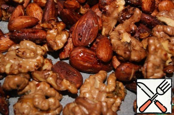 Lay the nuts on a baking sheet covered with baking paper and place in the oven for 7-10 minutes. Add salt and mix. Allow to cool completely.