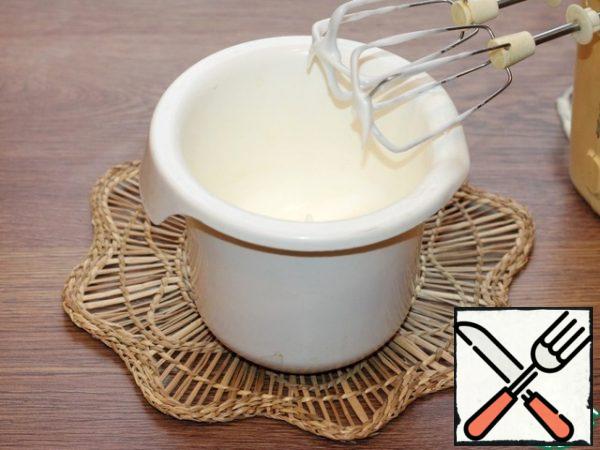 Prepare the dough. Take large chicken eggs and separate the whites from the yolks. Whisk the whites with a pinch of salt. Then add 1 tablespoon of sugar in a thin stream and whisk until soft peaks.