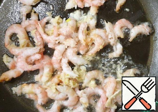 Fry in butter with chopped garlic. Slightly put out. But not for long, so as not to become rubber. I have small shrimp, 1 minute fried, 2 minutes stewed. In just 3 minutes. Cut them into very small cubes. Salt it.
