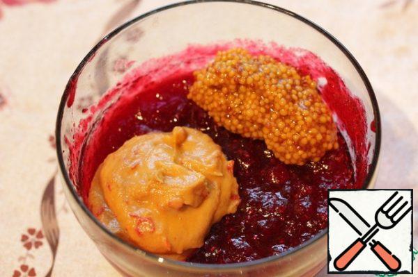 Add both types of mustard to the warm berry mixture (I also have hot mustard with chili peppers).
The amount of mustard can be slightly varied in one direction or another.