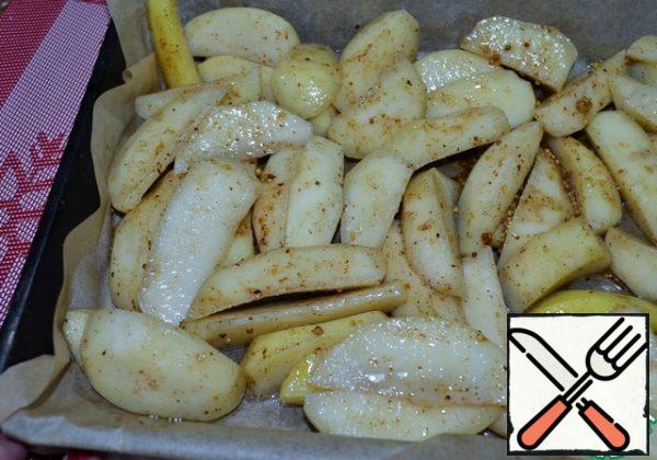 Drain the potatoes, dry them, and mix with the honey-mustard mixture.
Season with salt and drizzle with vegetable oil.