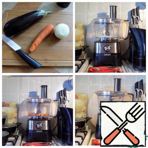 Prepare the vegetables for the eggs. I chop vegetables, except garlic, using the shredder attachment in a food processor. First the onion, then the carrot and eggplant. All of them are cut separately. This is very fast. Literally for each vegetable 15 seconds.