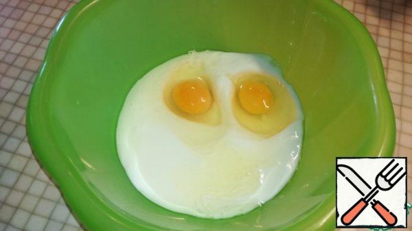 In a deep bowl, mix the yogurt and eggs.