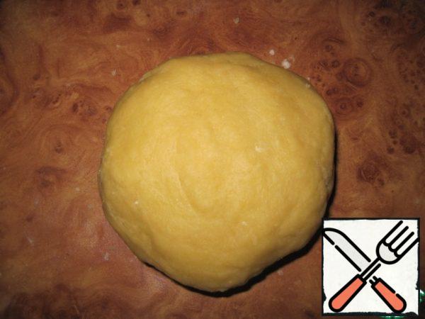 This amount of ingredients will make 6 tartlets.
Rub the softened butter, yolk, water, sugar and salt into a homogeneous mass. Add flour, knead elastic dough.
Put the dough in the refrigerator for at least 30 minutes.