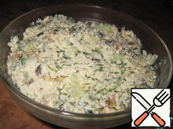 Also add mussels, cut into 4 pieces (leave 6 pieces for decoration), cucumber, cut into small cubes. Season with sour cream (or mayonnaise). The filling should be thick.