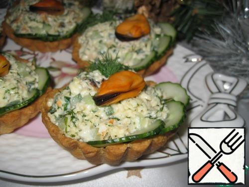 Fill tartlets with filling, garnish with fresh dill, cucumber slices and mussels