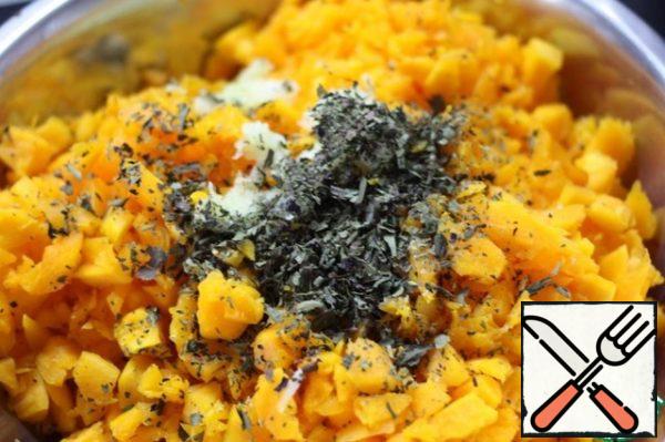 Peel the garlic, chop it finely and add it to the pumpkin along with basil and oil.
And simmer under the lid for 10 minutes.
