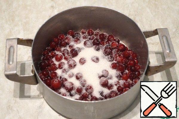 First you need to prepare cranberry sauce. To do this, put the cranberries with sugar in a small saucepan, mash the berries with a fork. Put on the fire and cook, stirring, until thick (about 5 minutes).