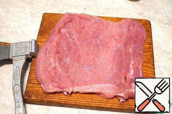 Cut the meat with a knife into the layer. Well repel a special hammer on both sides. Add salt and pepper to taste.