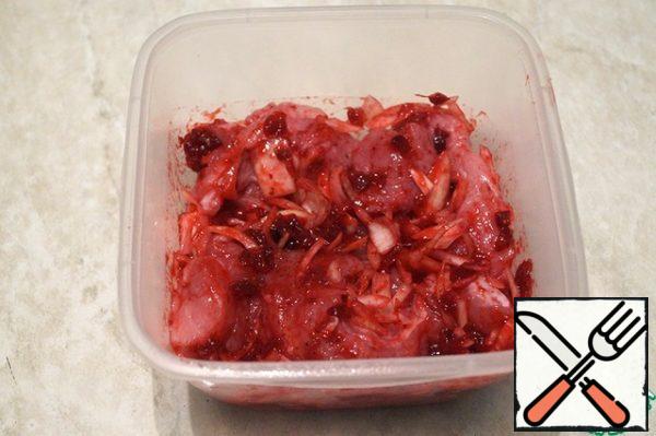 Put the meat in a bowl, add the onion, soy and cranberry sauce, and mix. Put in the refrigerator overnight.