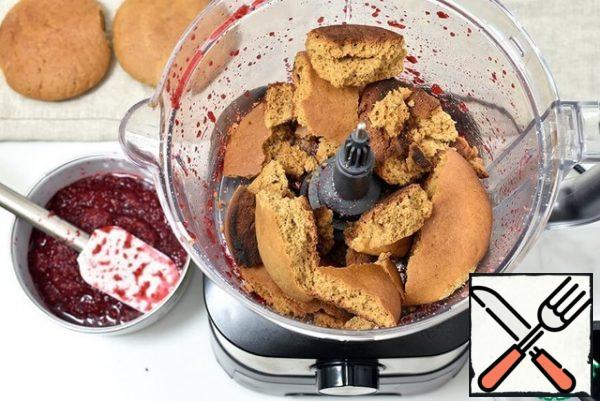 Next, put the broken pieces of cookies in the bowl of the combine. I took home-made gingerbread cookies. If the cookies are store-bought, you can add a pinch of ground ginger. Punch a cookie in pulse mode into a crumb.
Transfer the cookies to a separate bowl.