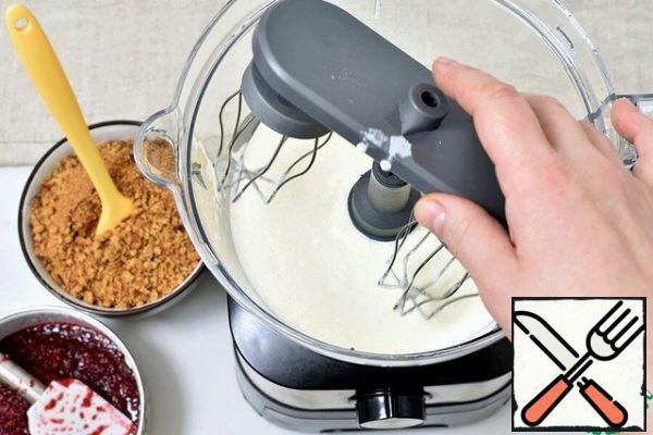 Wash the bowl of the combine and wipe it dry. Pour the well-cooled cream into the bowl and set the whipping attachment.
