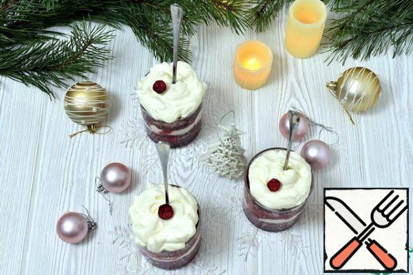 Garnish the dessert with cranberries on top and serve to the table.
P.S. You can make this dessert in the form of a cake. Instead of cream, you can take sour cream whipped with sugar, lay out the dessert in the same layers, but in a rectangular shape. Refrigerate for at least 5-6 hours. Before serving, sprinkle the top with cookie crumbs and decorate to taste.