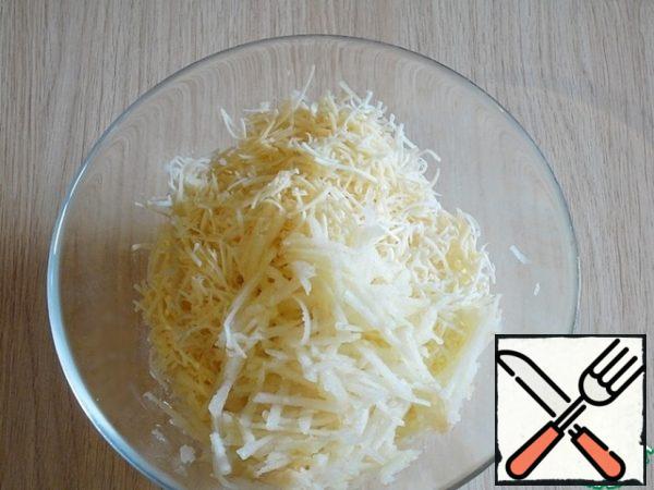 Peel the apple and grate it on a "coarse grater".
Mix with cheese.