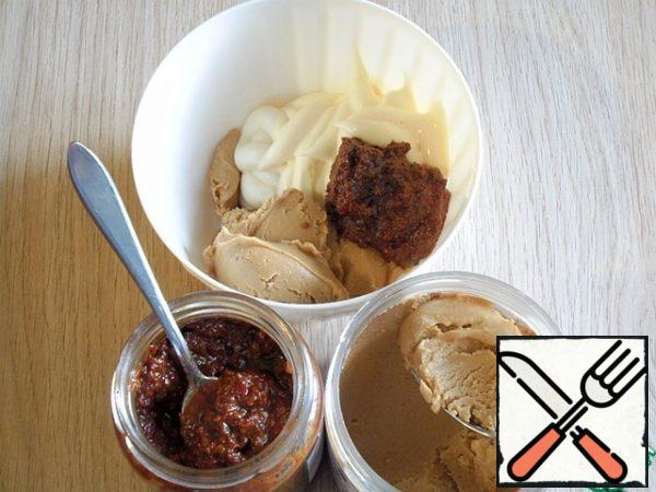 In a separate bowl, mix mayonnaise, Caucasian adjika (bitter pepper, garlic, coriander).
Add the peanut paste.
Once I was preparing the filling for these sandwiches without having such a paste. I had to grind the nuts with a rolling pin or in a mortar.
If you use only nuts instead of pasta, increase the amount of mayonnaise.
Prepare the sauce from these ingredients, mix everything well.