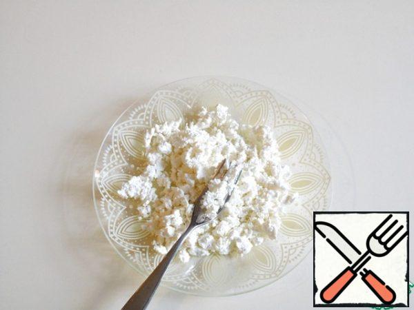 Take not dry cottage cheese and rub it with a fork until smooth.