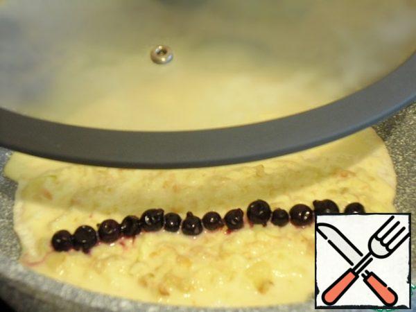 Heat the pan without oil over medium heat, put the tortilla cake on the bottom. Put a sixth of the Apple mass on half of the tortilla. Put the berries along and cover with a lid,