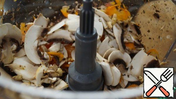 Cut the mushrooms, tomatoes and peppers into thin slices. You can do it manually, I cut it in a combine, it significantly reduces the time.