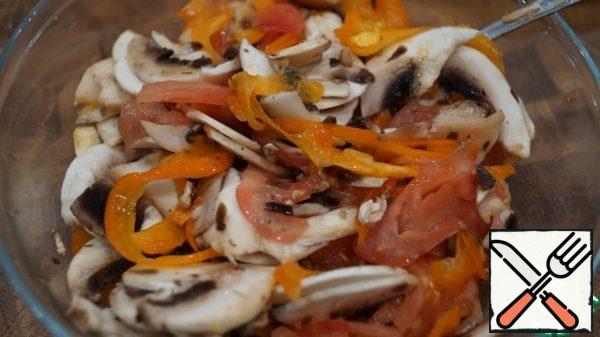 Put the slices of vegetables in a bowl, add salt and pepper to taste, pour lemon juice and mix well.