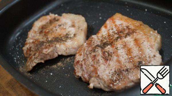 Fry the chops with salt and pepper on one side. This will give a sort of "delamination" of flavors to the final dish. Transfer the chops to a baking sheet.
