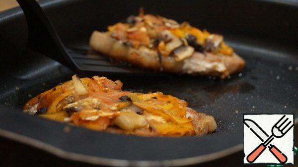 Ready-made chops are served hot, garnished with fresh herbs. And to make the vegetables shine beautifully, sprinkle them with olive oil.