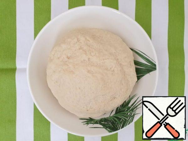 Knead a soft, non-sticky dough. In consistency, it should be like an earlobe, quite soft.
Cover the dough and let it rest for 30 minutes.