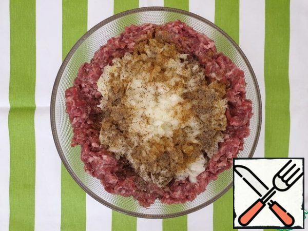 For the filling, I took minced beef with the addition of fat. You can take any minced meat to your liking.
Add the minced onion and spices to the minced meat and mix well. Onion is quite a lot, but it will give juiciness to the filling.