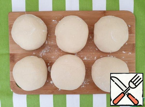 Divide the remaining dough into 6 equal parts.
Be sure to cover the dough while working with it so that it does not dry out.