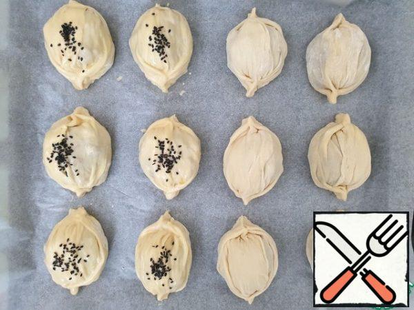 These are the birds with noses and tails we got.
Spread the samosa on a baking sheet, brush with egg mixed with milk and sprinkle with sesame seeds.
Bake samsa in the oven, preheated to 190 ° C for 25-30 minutes. Focus on the color of samosa and the features of your oven.