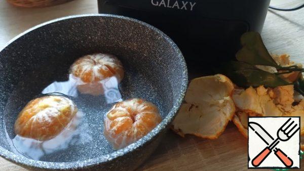 Remove the skin from three tangerines, fill with water, and then boil it. The weight of peeled tangerines should be about 200 g.Decoration