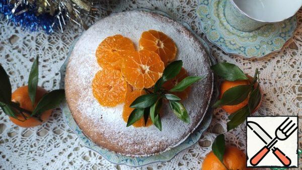 Decorate the finished cake with tangerines and powdered sugar.t