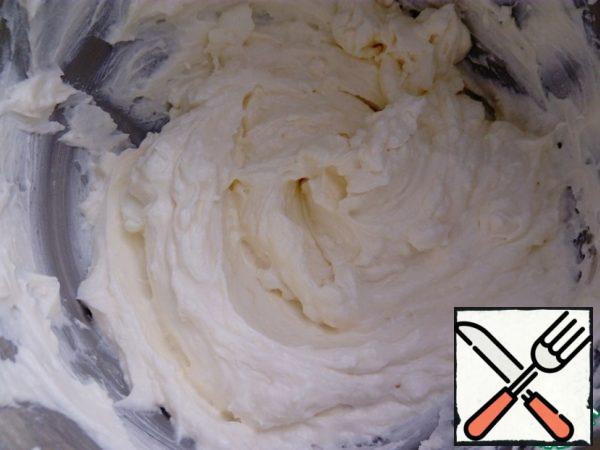Prepare the cream cheese.
Soft butter is well beaten with a mixer with powdered sugar until a fluffy white cream (10 minutes). The main thing is not to interrupt the oil!
Enter parts of cottage cheese. Mix at low speed of the mixer.