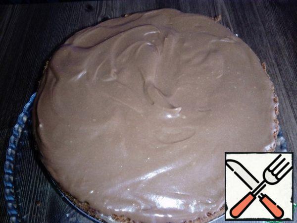 We form a tortilla.
1 layer - sponge cake, then white cheese cream, put chocolate cream on top of the white cream.
Layer 2-sponge cake, then white cream cheese, put chocolate cream on top of the white cream.
Layer 3-sponge cake and chocolate cream.
Put the pie in the refrigerator for 30 minutes.
