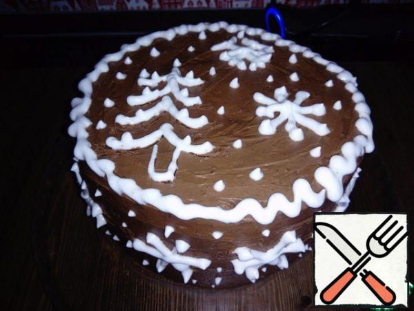 Decorate the cake with white cream.