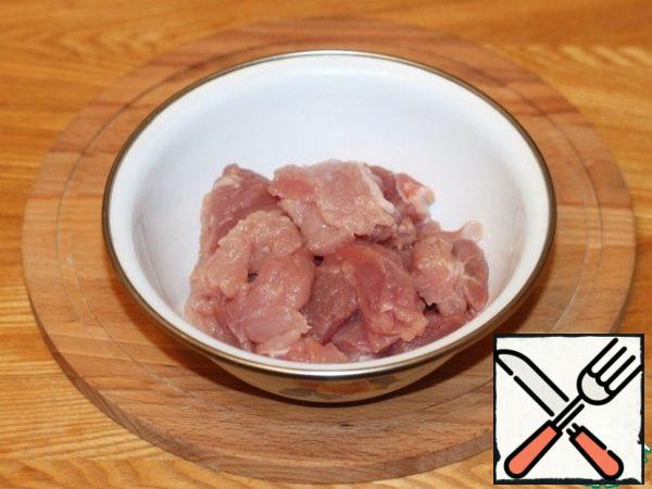 Cut the meat into pieces and put it in a bowl.