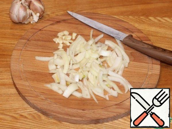 Cut the peeled onion and garlic. Heat a frying pan with vegetable oil (or butter) and fry the vegetables until Golden.