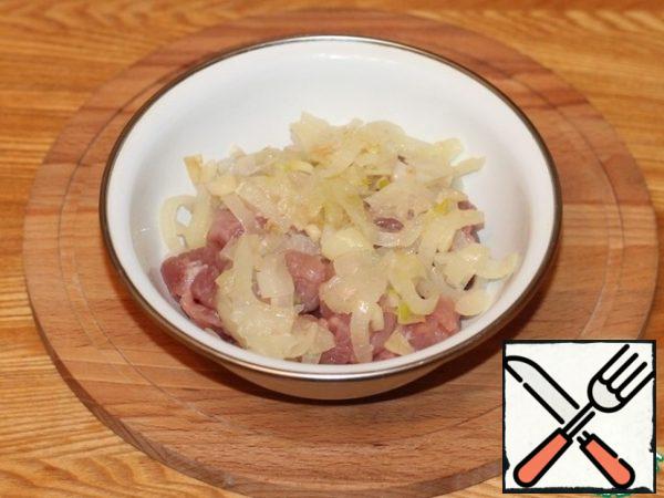 Add vegetables to the meat. Preheat the oven to 180 °C.